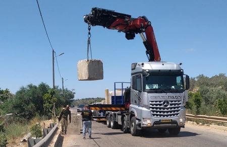 الاحتلال يضع مكعبات اسمنتية على مدخل برطعة الجنوبي